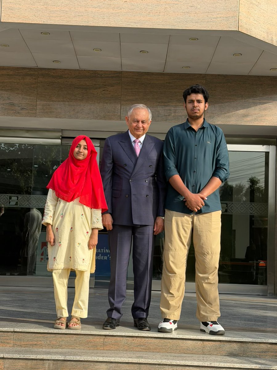 RightToPlayPak's tweet photo. Our participants of #Festival26 met with Mr. Abdul Razak Dawood, Founder and President of @bard_org, to share their achievements and discuss the way forward.
Right To Play works to ensure every child and young person has access to sport and play, creating safe, inclusive 
🧵1/1 https://t.co/rsGazsdMY4