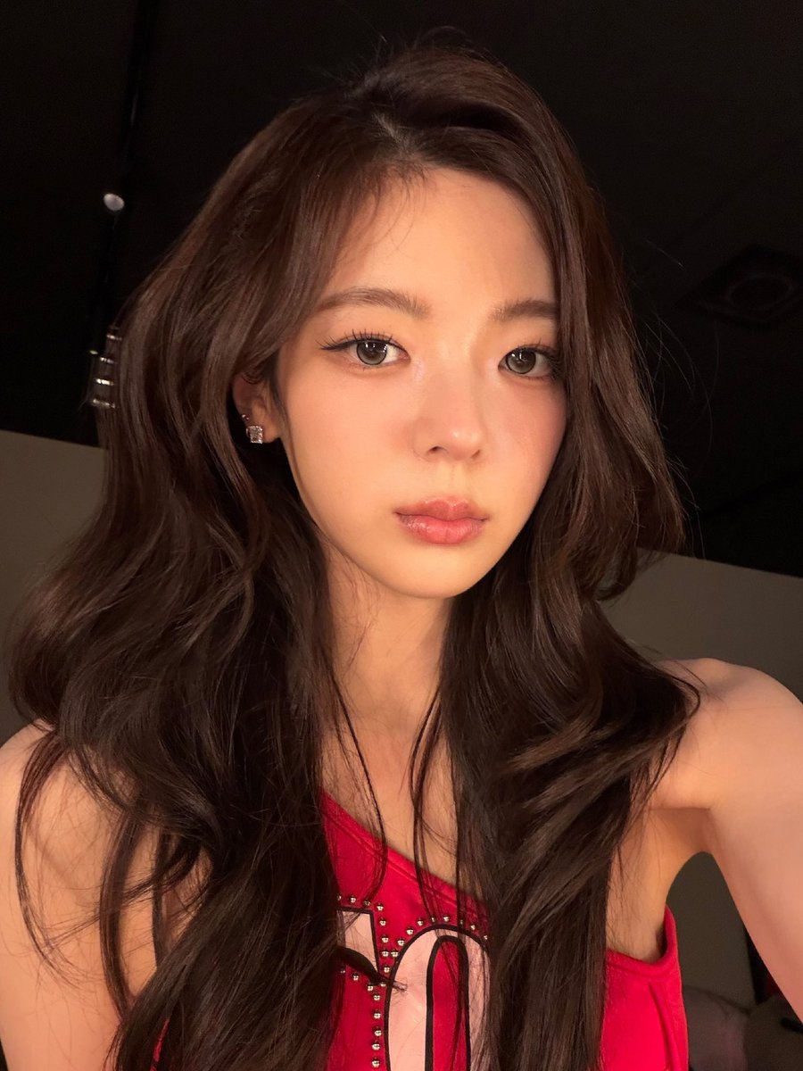itzyfocusot5's tweet photo. [📸] 261005 | #LIA (lia_loves__) Instagram Post Update (1/5)

🎵 ITZY - Psychic Lover 

“A collection of tunnel vision photos📸”

“Red Chak❤️”

“Black🖤”

“✌️” https://t.co/cPRltmy9tz