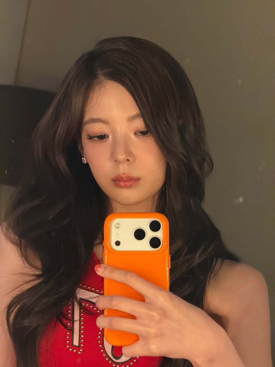 itzyfocusot5's tweet photo. [📸] 261005 | #LIA (lia_loves__) Instagram Post Update (1/5)

🎵 ITZY - Psychic Lover 

“A collection of tunnel vision photos📸”

“Red Chak❤️”

“Black🖤”

“✌️” https://t.co/cPRltmy9tz
