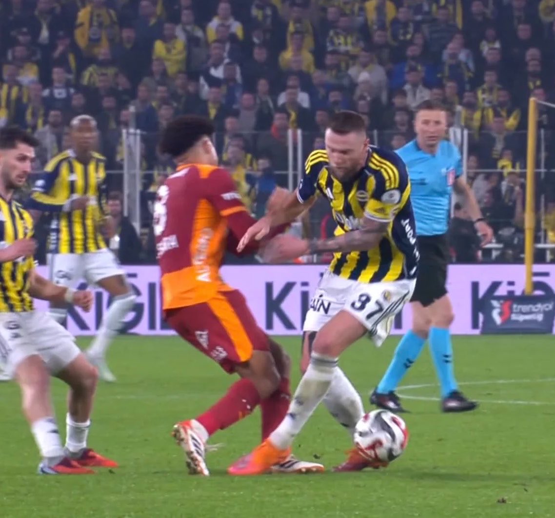 gsvekili_'s tweet photo. Evet beyler bu hakem şike suçundan tutuklanıyor. Galatasaray’ın şampiyonlukları birileri tarafından çalınmak istendi. https://t.co/qXujZBPN9T