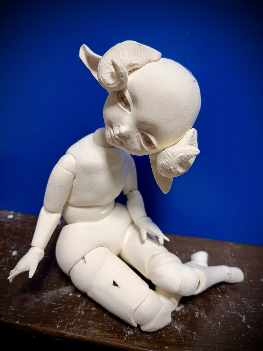 daydream_blanc's tweet photo. #wip #bjd #創作人形 
🐏
粉塵を上面にラップ張った箱で封じながらひたすらやすって一旦仮繋ぎ。
横座りもできます。 https://t.co/PjxTHdEV1p