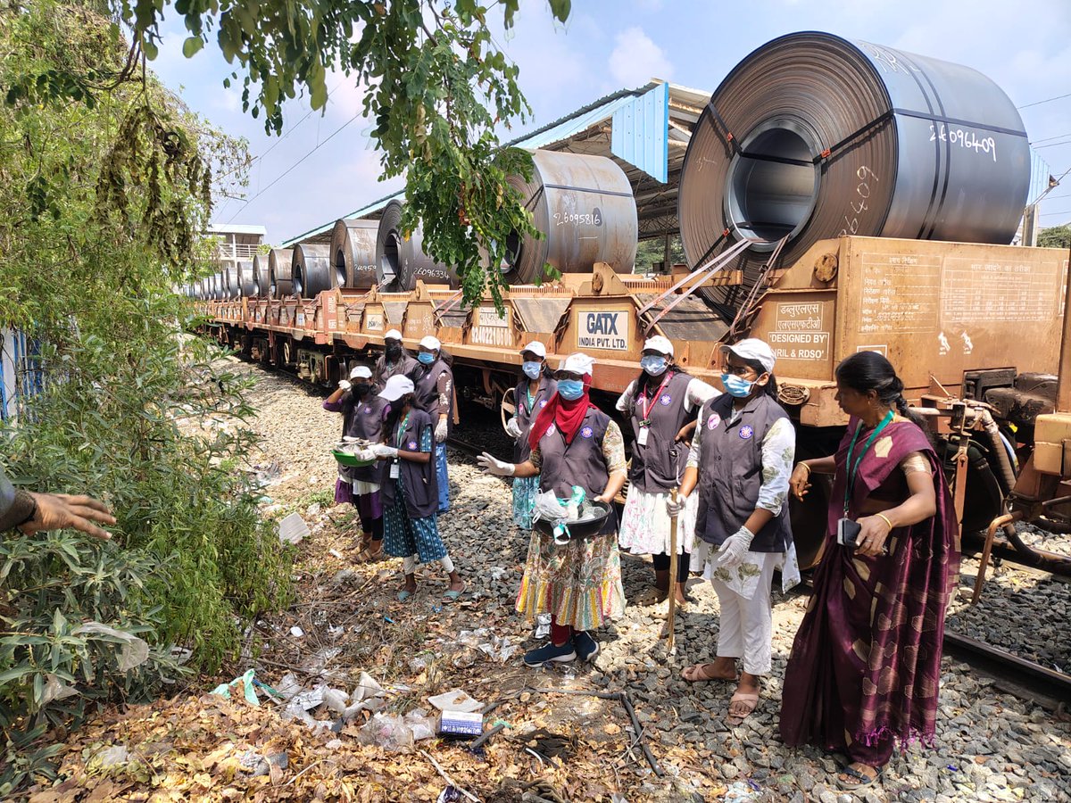 SalemDRM's tweet photo. Clean Trains, Clean Stations, Clean India !

Today, NSS Students of Sri Ramakrishna College, Coimbatore swung into action to make Pilamedu Railway Station in Coimbatore - Irugur stretch a neat &amp; tidy place.

Cleanliness is Service
Cleanliness is our Responsibility !

@GMSRailway https://t.co/UvIC1xucly
