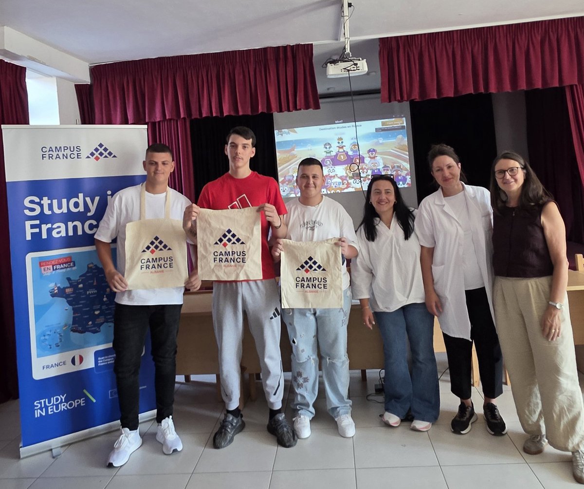 CampusAlbanie's tweet photo. 🇫🇷 Étape à #Durrës, au lycée « Gjergj Kastrioti », à la rencontre des élèves de la #sectionbilingue autour des #étudesenFrance. 🇫🇷🎓
N’oubliez pas : pour toute démarche avant de #candidater, renseignez-vous auprès de #CampusFranceAlbanie à @KubFranceTirana . https://t.co/fWqfUajWyy