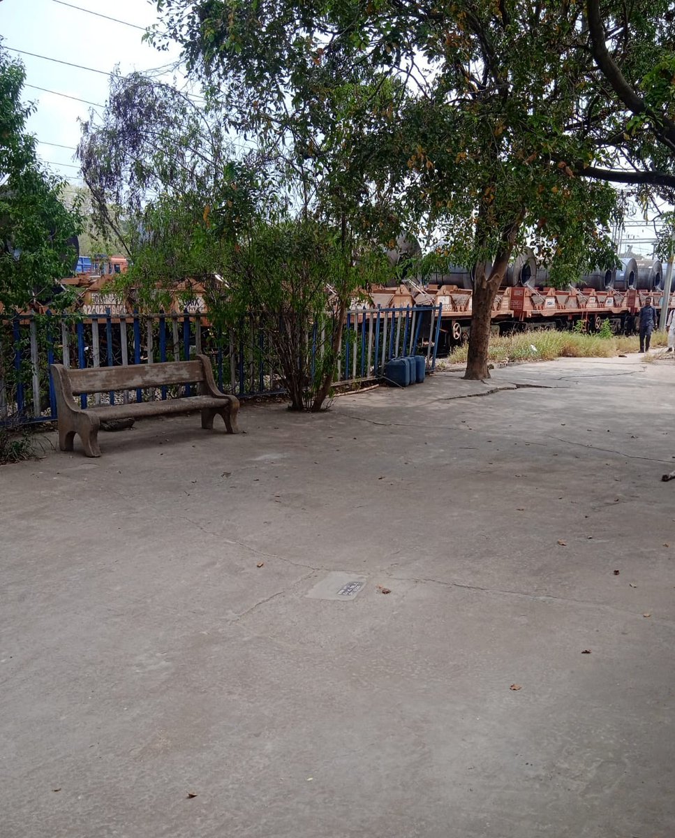 SalemDRM's tweet photo. Clean Trains, Clean Stations, Clean India !

Today, NSS Students of Sri Ramakrishna College, Coimbatore swung into action to make Pilamedu Railway Station in Coimbatore - Irugur stretch a neat &amp; tidy place.

Cleanliness is Service
Cleanliness is our Responsibility !

@GMSRailway https://t.co/UvIC1xucly