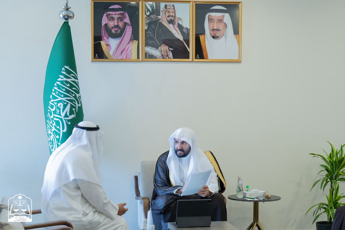MojKsa_EN's tweet photo. During his visit to the Eastern Region, Minister of Justice H.E. Dr. Walid Al-Samaani visited the Court of Appeal and General Court. He met court users, listened to their feedback on services and procedures, and directed that their comments be followed up and used to improve procedures and the user experience.
