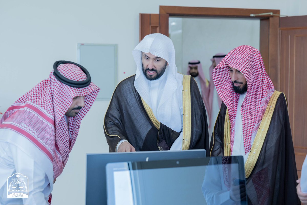 MojKsa_EN's tweet photo. During his visit to the Eastern Region, Minister of Justice H.E. Dr. Walid Al-Samaani visited the Court of Appeal and General Court. He met court users, listened to their feedback on services and procedures, and directed that their comments be followed up and used to improve procedures and the user experience.
