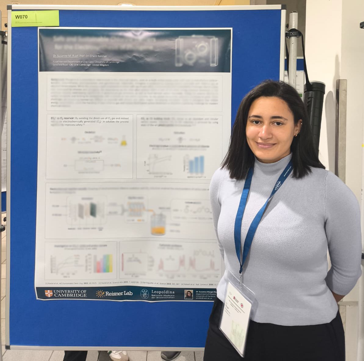 ReisnerLab's tweet photo. Showcase time for Susanne, presenting her work on #sustainable chlorine #chemistry at the @GDCh_aktuell #Conference on #Inorganic Chemistry in Jena 📊📈👏👏 https://t.co/KunlrEFkwY