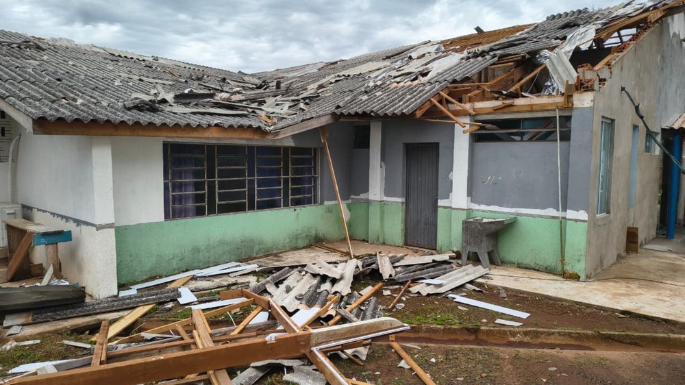g1's tweet photo. Temporais danificam mais de 1,3 mil casas, deixam milhares de pessoas afetadas e suspendem aulas no Paraná https://t.co/EnIiivRwjP https://t.co/9JW9IruCkw