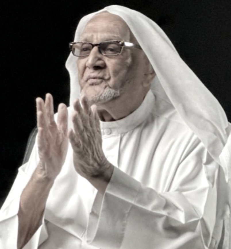 saud_abdulghani's tweet photo. الأستاذ عمر بن محمد الحيدري رحمه الله، ولد في المدينة المنورة بحارة الأغوات عام 1349هـ، نشأ يتيماً حيث فقد والده في سِن مبكرة، التحق بدار الأيتام عام 1357هـ حيث تلقى تعليمه ونال الشهادة الابتدائية منها عام 1361هـ، ومع بداية التعليم النظامي في المدينة المنورة التحق بالمدرسة الثانوية عند تأسيسها وحصل على شهادة الكفاءة عام 1366هـ، ثم بدأ حياته العملية موظفاً وسكرتيراً  لمدير البريد في المدينة المنورة واستمر في ذلك العمل حتى عام 1368هـ، وفي مطلع عام 1368هـ انتقل إلى ميدان التعليم فعُيِّن مُعلماً في مدرسة النجاح، ثم تدرج في وظائف التعليم حتى تم تعيينه مديراً لإحدى المدارس عام 1377هـ، وفي عام 1381هـ تولى إدارة المدرسة الناصرية، ولم تقتص�� مسيرته على التعليم بل امتدت إلى النشاط الاجتماعي والرياضي، فكان له حضور في عدد من الأعمال العامة في المدينة المنورة فتولى رئاسة اللجة الرياضية بالمدينة، كما تولى رئاسة مجلس إدارة الجمعية التعاونية لموظفي الدولة بالمدينة المنورة، وكان الأستاذ عمر الحيدري رحمه الله من مؤسسي نادي الأنصار في المدينة المنورة وعمل فيه سكرتيراً، كما أسهم في عدد من النشاطات والمجالات العامة تاركاً أثراً في مسيرة التعليم والعمل الاجتماعي والرياضي في المدينة، أُحيل إلى التقاعد عام 1404هـ لبلوغه السِّن النظامية، ثم مُددت خدماته لمدة سنتين تقديراً لحفظه كتاب الله تعالى حتى انتهت خدمته وأُحيل إلى التقاعد عام 1407هـ بعد حياة حافلة بالعطاء في ميادين العِلم والتعليم وخدمة المجتمع، توفي الأستاذ عمر بن محمد الحيدري في المدينة المنورة يوم السبت 22 ربيع الآخر عام 1448هـ عن عمر يناهز الـ 99 عاماً ودفن في بقيع الغرقد، رحمه الله وأسكنه فسيح جناته (المصدر: ابن أخيه أ. أحمد فراج الحيدري، و أ. يوسف علي خشيرم، و د. عبد الرحمن عبد الله الوقيصي).