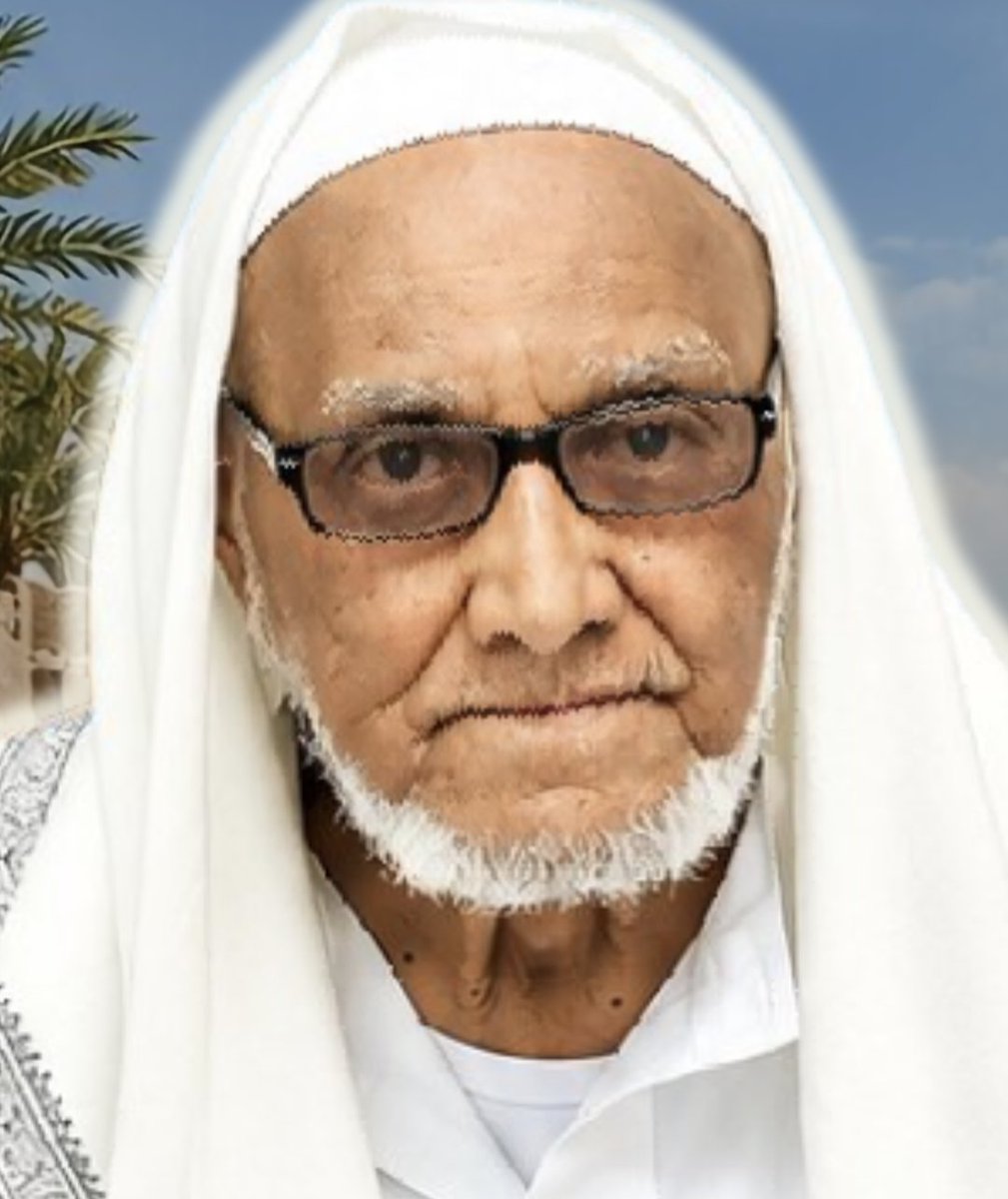 saud_abdulghani's tweet photo. الأستاذ عمر بن محمد الحيدري رحمه الله، ولد في المدينة المنورة بحارة الأغوات عام 1349هـ، نشأ يتيماً حيث فقد والده في سِن مبكرة، التحق بدار الأيتام عام 1357هـ حيث تلقى تعليمه ونال الشهادة الابتدائية منها عام 1361هـ، ومع بداية التعليم النظامي في المدينة المنورة التحق بالمدرسة الثانوية عند تأسيسها وحصل على شهادة الكفاءة عام 1366هـ، ثم بدأ حياته العملية موظفاً وسكرتيراً  لمدير البريد في المدينة المنورة واستمر في ذلك العمل حتى عام 1368هـ، وفي مطلع عام 1368هـ انتقل إلى ميدان التعليم فعُيِّن مُعلماً في مدرسة النجاح، ثم تدرج في وظائف التعليم حتى تم تعيينه مديراً لإحدى المدارس عام 1377هـ، وفي عام 1381هـ تولى إدارة المدرسة الناصرية، ولم تقتص�� مسيرته على التعليم بل امتدت إلى النشاط الاجتماعي والرياضي، فكان له حضور في عدد من الأعمال العامة في المدينة المنورة فتولى رئاسة اللجة الرياضية بالمدينة، كما تولى رئاسة مجلس إدارة الجمعية التعاونية لموظفي الدولة بالمدينة المنورة، وكان الأستاذ عمر الحيدري رحمه الله من مؤسسي نادي الأنصار في المدينة المنورة وعمل فيه سكرتيراً، كما أسهم في عدد من النشاطات والمجالات العامة تاركاً أثراً في مسيرة التعليم والعمل الاجتماعي والرياضي في المدينة، أُحيل إلى التقاعد عام 1404هـ لبلوغه السِّن النظامية، ثم مُددت خدماته لمدة سنتين تقديراً لحفظه كتاب الله تعالى حتى انتهت خدمته وأُحيل إلى التقاعد عام 1407هـ بعد حياة حافلة بالعطاء في ميادين العِلم والتعليم وخدمة المجتمع، توفي الأستاذ عمر بن محمد الحيدري في المدينة المنورة يوم السبت 22 ربيع الآخر عام 1448هـ عن عمر يناهز الـ 99 عاماً ودفن في بقيع الغرقد، رحمه الله وأسكنه فسيح جناته (المصدر: ابن أخيه أ. أحمد فراج الحيدري، و أ. يوسف علي خشيرم، و د. عبد الرحمن عبد الله الوقيصي).