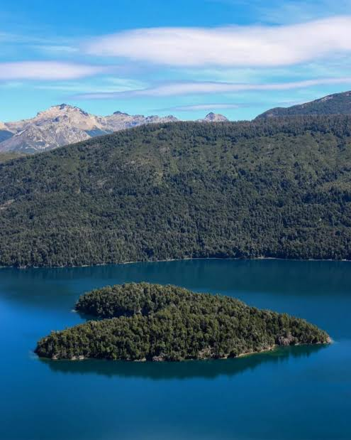 leoneltillan's tweet photo. Isla Corazón en el Lago Mascardi, Bariloche. Argentina https://t.co/FsvRXG91hF