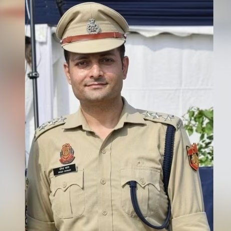 PrashantTandy's tweet photo. महिला पत्रकार से बदसलूकी करने वाले पुलिसवाले विवेक भगत को सज़ा देने के बजाय को प्रमोट करके एडिशनल डीसीपी बना दिया गया है. 
ये है असली मोदी - शाह बेटी बचाओ अभियान.
ऐसे पुलिसवालों के रहते महिलायें कितना सुरक्षित महसूस करेंगी? https://t.co/4CJyoMbm3H