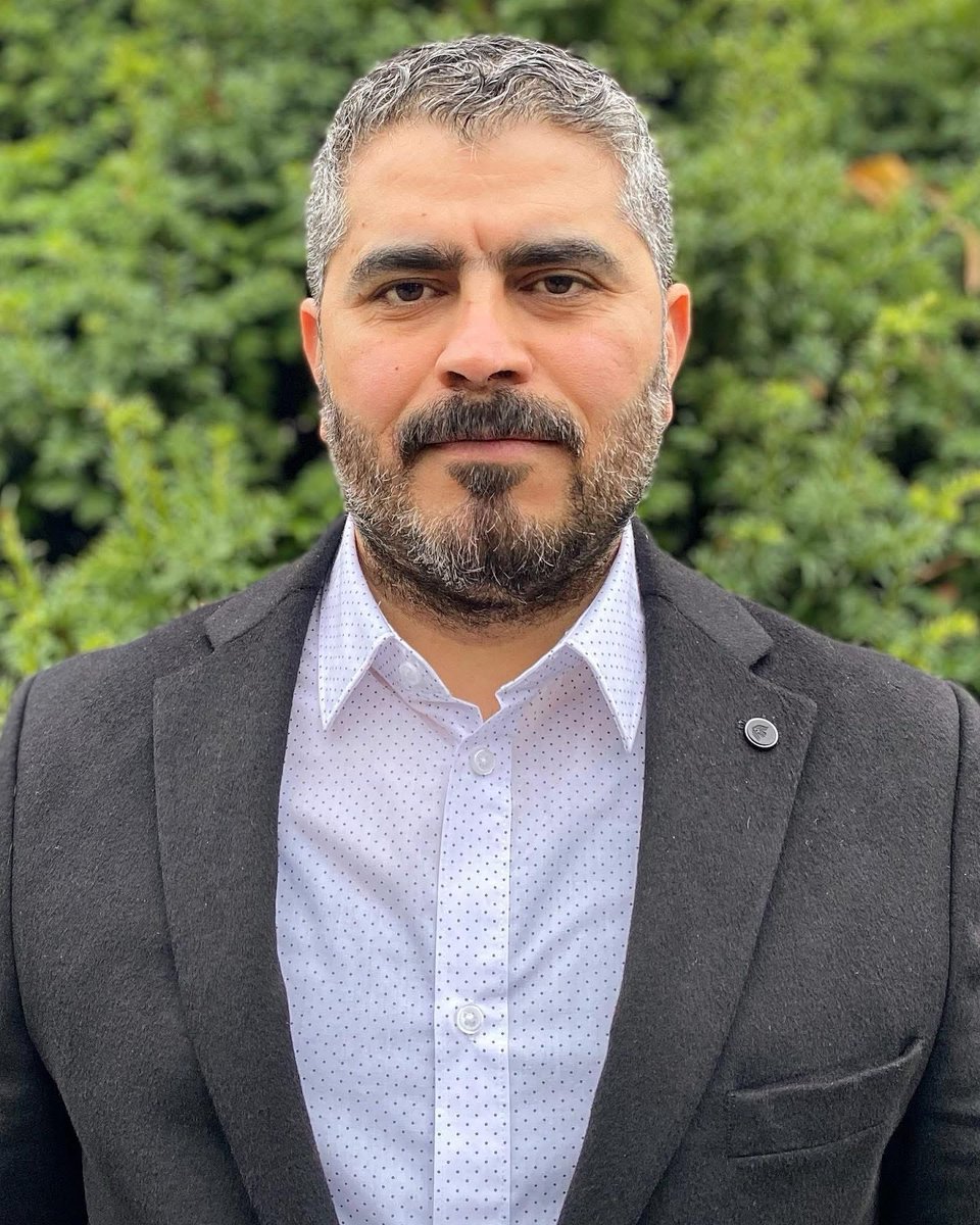 SYKPgm1's tweet photo. Ahmet Saymadi yoldaşımız bir kez daha tutuklandı!
Fon vurguncularına, mafya düzenine boyun eğmeyeceğiz!

Ardı ardına mafya babalarını serbest bırakan ve sokağa salan, foncu Bakanları, bürokratları kollayan AKP-MHP iktidarı, bu rezaletin üzerine gidenleri sansürleyerek, gözaltına alarak, tutuklayarak susturmaya çalışıyor. 
Ahmet Saymadi yoldaşımız da bu kapsamda düzenlenmiş bir yargı operasyonuyla bir kez daha tutuklanmıştır.
3 Ekim akşamı, saat 23.00’te “narkotik baskını” kisvesi altında iş yeri basılan yoldaşımızın, ne iş yerinde ne de kendisine yapılan tahlillerde narkotiğin izine rastlanmazken savcı sorgusunda işin aslı ortaya çıkmış, kendisine sadece Ahmet Şık’la ilişkisi sorulmuştur.
Fon vurgununa ilişkin  önemli ifşalar yapan TİP Milletvekili Ahmet Şık, Saymadi yoldaşımızın yakın arkadaşı, siyaseten de yol arkadaşıdır. Bu yakın ilişkiden yola çıkarak Saymadi yoldaşımızla Ahmet Şık arasında bir ekonomik ilişki olduğu iddia edilmiş (ki olsa bile bu bir suç unsuru değildir), ilgili iş yeri “narkotik baskını” adı altında basılarak hem Saymadi yoldaşımız hem de Ahmet Şık kriminalize edilmek istenmiştir.
Ahmet Saymadi yoldaşımız ilk defa tutuklanmıyor, geçtiğimiz yıl da HDK kurucularından olduğu gerekçesiyle tutuklanmış ve bir süre ceza evinde tutulmuştu. Yani AKP-MHP iktidarının muhalefeti sindirme - susturma operasyonuyla ilk defa karşı karşıya kalmıyor yoldaşımız.
Biz, AKP-MHP iktidarının; emekçileri, emeklileri, halkı yoksulluğa mahkum ederken yandaş patronları, bürokratları ve siyasetçileri ihya eden vurguncu politikasını da uyuşturucu baronlarını kollarken ülkenin sanatçılarına, gazetecilerine, aydınlarına yönelik “narkotik baskınları” aracılığıyla toplumu dizayn etme hamlelerini de çok iyi görüyoruz, biliyoruz.
AKP-MHP iktidarı da şunu bilmeli ki ne kadar baskı, gözaltı, tutuklama yaparsanız yapın bu çürümüş düzeninize karşı mücadelemizi durduramayacak, faşizmi kurumsallaştırma ve kalıcılaştırma hamlenizi tamamlayamayacaksınız!
Devam etmekte olan müzakere sürecini kendine zırh etmeye çalışan AKP-MHP iktidarı, barış ve demokrasi güçlerini birbirinden ayrıştırarak muhalefeti parçalamak, yalnızlaştırmak ve herkesi öncelikli sorunlarıyla baş başa bırakmak istiyor. Oysa açlığa mahkum edilen emeklinin, emekçinin sorunu da fonculara, uyuşturucu baronlarına, mafya babalarına teslim edilen toplumun sorunu da her sabah bir yenisine uyandığımız kayyum politikaları da TBMM de büyük bir destekle yasalaşmış Çerçeve yasanın uygulanmasının tavsatılması da AKP-MHP iktidarından kaynaklanıyor. 
Saymadi yoldaşımızın faşist iktidar bloğuna karşı en geniş demokrasi güçlerini bir araya getirme perspektifli mücadelesini sürdürecek, Fon vurguncularına, mafya düzenine karşı demokratik ve sosyal bir cumhuriyetin önündeki engelleri mevcut iktidardan başlayarak bir bir kaldıracağız!”

SYKP MYK