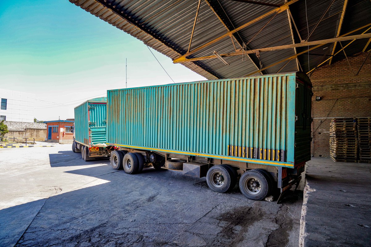 WFP_Malawi's tweet photo. 🇺🇦🇲🇼From Ukraine to Malawi, support is reaching families in need. 

5,350 MT of food has started arriving to support 600,000 people during the lean season. 

Financed by 🇰🇷 Korea through #FoodFromUkraine, this support will ensure families facing hunger access the food they need. https://t.co/oDT9yU0XJt