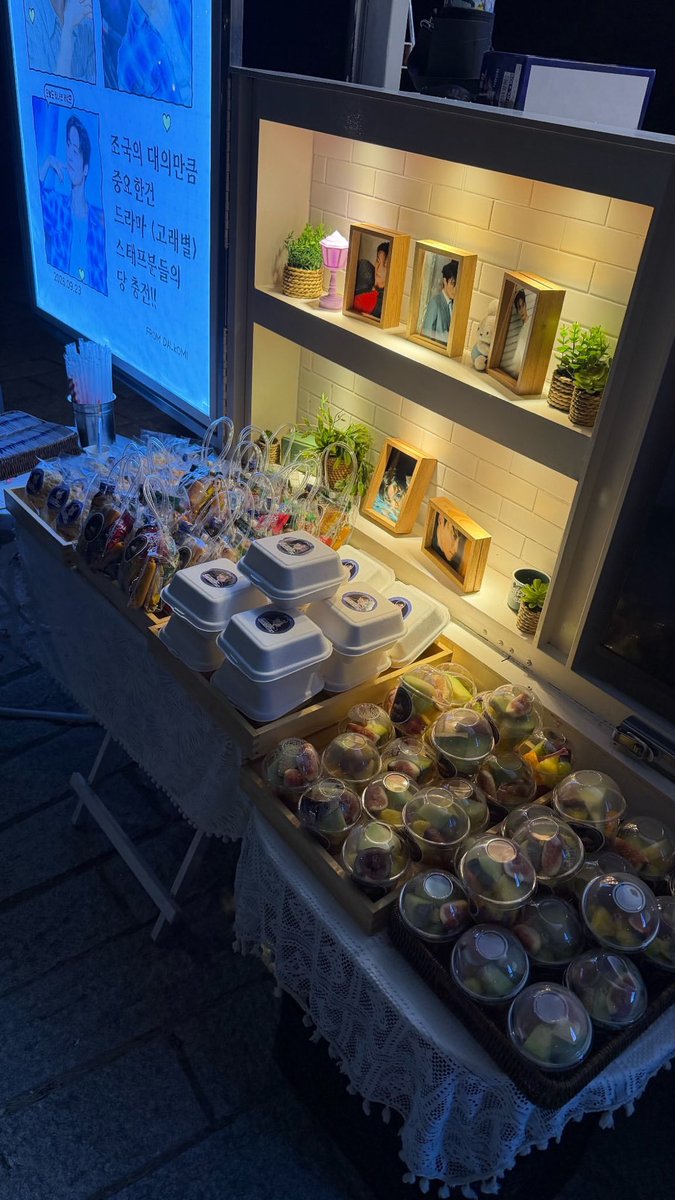 heonamjunTH's tweet photo. ความใส่ใจของ #ฮอนัมจุน คือน่ารักเสมอเลย ยิ่งเห็นเค้าได้กินของอร่อยๆ แล้วใจฟูมาก น่ารักไม่ไหว ยุ่งแค่ไหนก็แวะมาขอบคุณตลอด หวังว่าสักวันจะมีโอกาสได้ส่งฟู้ดทรัคไปเติมพลังให้นัมจุนบ้างนะ อยากเห็นเค้ายิ้มและกินของอร่อยๆ เพราะความ รักจากพวกเรา🩵
#heonamjun #허남준 #heonamjunth https://t.co/DH6U7LZqBx