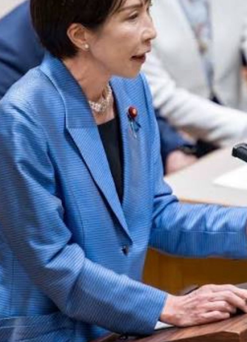 kkkfff1234k's tweet photo. 顔も��で嘘面
カツラで髪も偽物
胸もﾊﾟﾂﾄで偽物
経歴も嘘
日本人でも無い
政策公約も嘘ばかり
嘘で固めた人
1日でも早く一般人 になって下さい
敵より恐ろしいのは無能で愚かな大将 https://t.co/FfsyaKL2r4