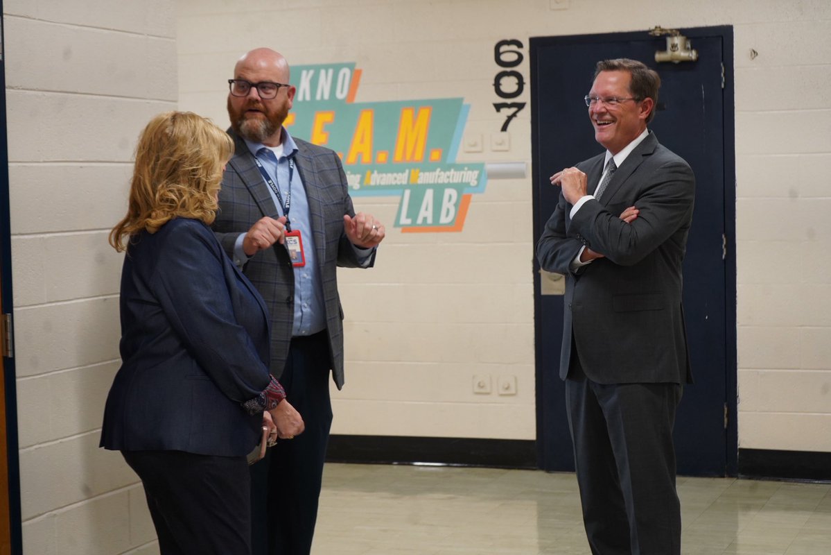 CSexton25's tweet photo. Enjoyed touring South Doyle High School with @ElaineElect and Rep. Dave Wright last week! Met with their ROTC leaders and members of their robotics program.  Robotics is taking learning to the next level and turns classroom subjects into creative and innovative real-world skills.  The students spend more than 16 hours a week outside of school preparing for competitions. Our future is bright with these young leaders!