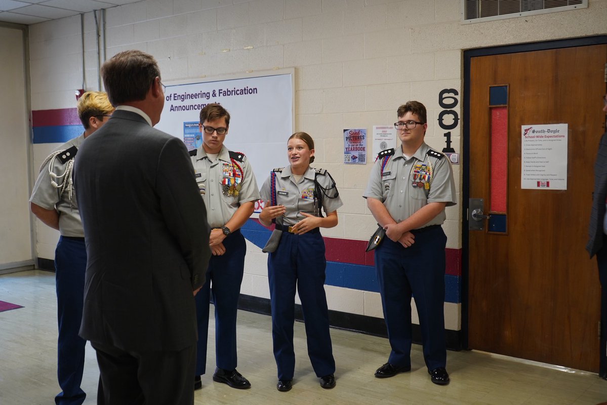 CSexton25's tweet photo. Enjoyed touring South Doyle High School with @ElaineElect and Rep. Dave Wright last week! Met with their ROTC leaders and members of their robotics program.  Robotics is taking learning to the next level and turns classroom subjects into creative and innovative real-world skills.  The students spend more than 16 hours a week outside of school preparing for competitions. Our future is bright with these young leaders!