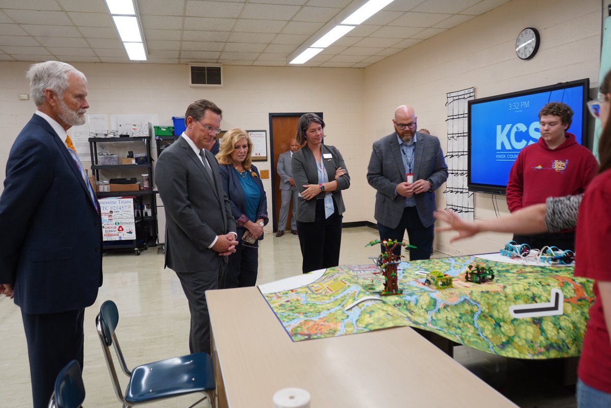 CSexton25's tweet photo. Enjoyed touring South Doyle High School with @ElaineElect and Rep. Dave Wright last week! Met with their ROTC leaders and members of their robotics program.  Robotics is taking learning to the next level and turns classroom subjects into creative and innovative real-world skills.  The students spend more than 16 hours a week outside of school preparing for competitions. Our future is bright with these young leaders!