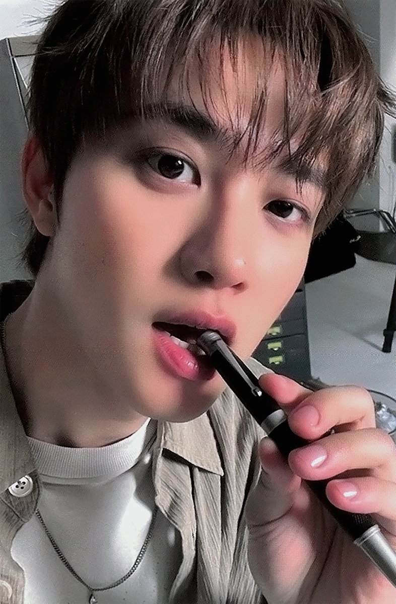 mynxlx's tweet photo. [SCAN]
DAY OFF #도경수