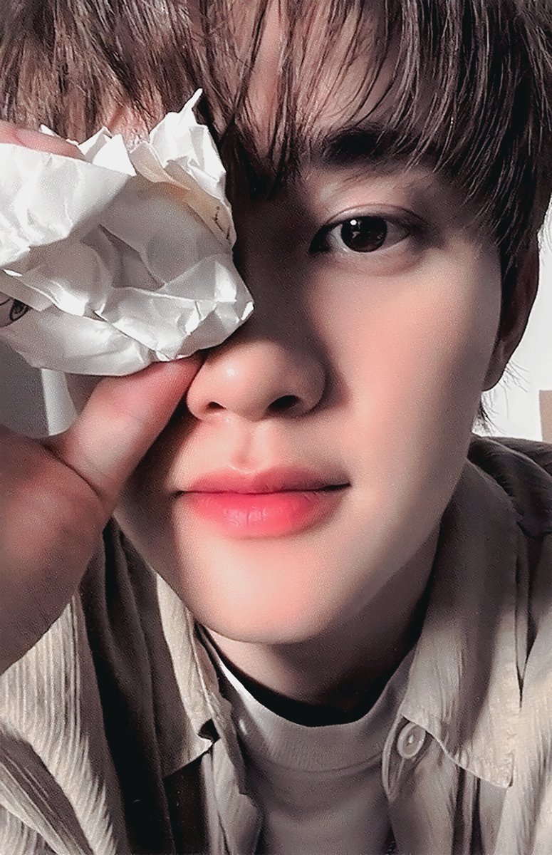 mynxlx's tweet photo. [SCAN]
DAY OFF #도경수