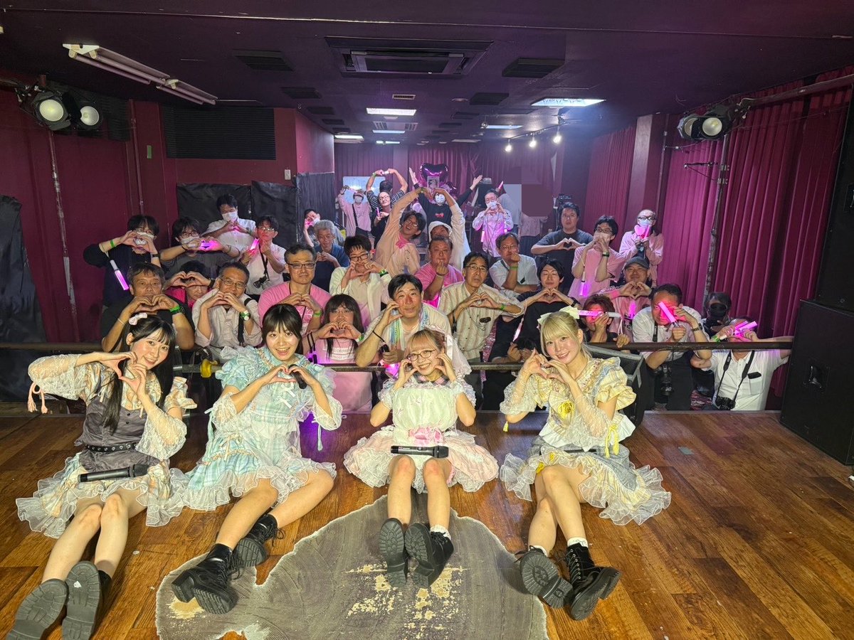 TOP_rinka's tweet photo. 岸りんか生誕ライブ〜5×5=♡〜ありがとうございましたっ♡♡
りんのやりたいを詰め込んだ最高ライブでした！最初からギャップ魅せたよ✨
本当に愛がたくさんで感動でした😢りんもきゅんきゅんさせられたかな？

かわいいバルスタもお花もタペストリーもありがとう❣️今日も可愛くしてもらっちゃった😖🎀 https://t.co/jGzJU1Kil4