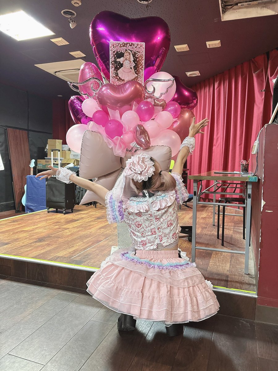 TOP_rinka's tweet photo. 岸りんか生誕ライブ〜5×5=♡〜ありがとうございましたっ♡♡
りんのやりたいを詰め込んだ最高ライブでした！最初からギャップ魅せたよ✨
本当に愛がたくさんで感動でした😢りんもきゅんきゅんさせられたかな？

かわいいバルスタもお花もタペストリーもありがとう❣️今日も可愛くしてもらっちゃった😖🎀 https://t.co/jGzJU1Kil4