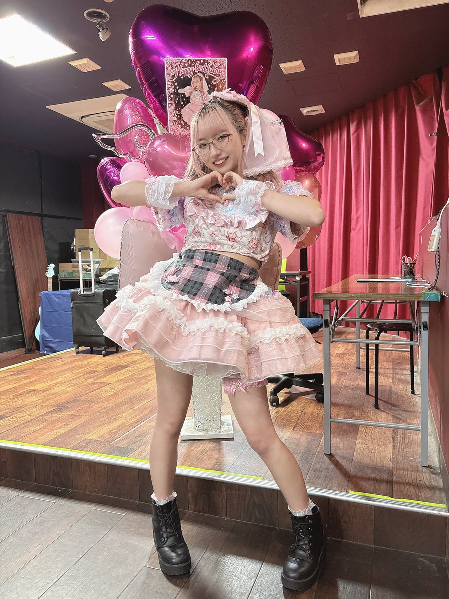 TOP_rinka's tweet photo. 岸りんか生誕ライブ〜5×5=♡〜ありがとうございましたっ♡♡
りんのやりたいを詰め込んだ最高ライブでした！最初からギャップ魅せたよ✨
本当に愛がたくさんで感動でした😢りんもきゅんきゅんさせられたかな？

かわいいバルスタもお花もタペストリーもありがとう❣️今日も可愛くしてもらっちゃった😖🎀 https://t.co/jGzJU1Kil4