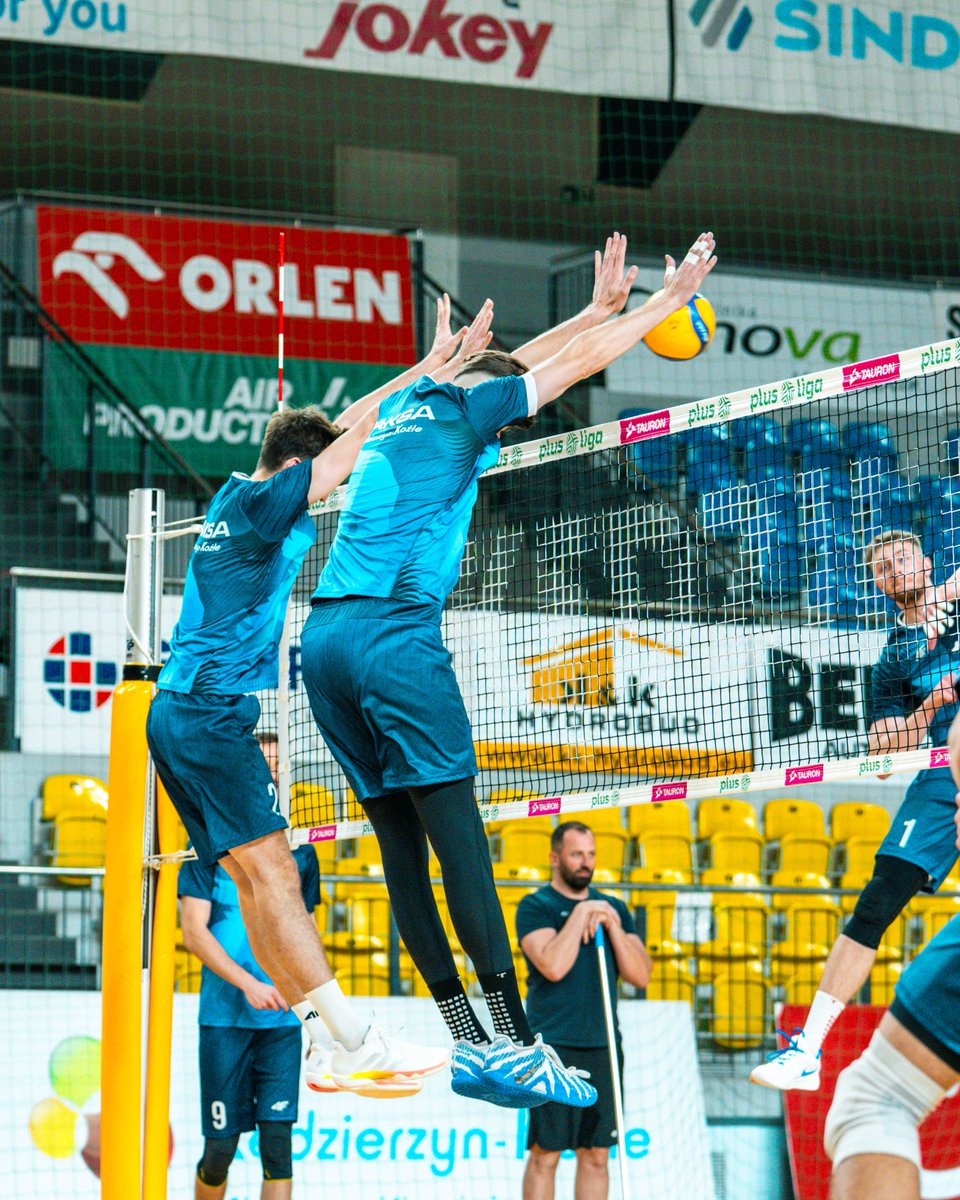 ZAKSAofficial's tweet photo. Z przyjemnością meldujemy, że do drużyny dołączył nasz złoty medalista 👉 Szymon Jakubiszak 🥇🏐 Jesteśmy zatem w komplecie 👊
Do pierwszego gwizdka w nowym sezonie TAURON Ligi zostało już niecałe 2 tygodnie. Praca Wre 🫡 Pot się leje 💦 Forma rośnie 💪
#goZAKSA🟦⬜🟥 https://t.co/98qhYD8Adp