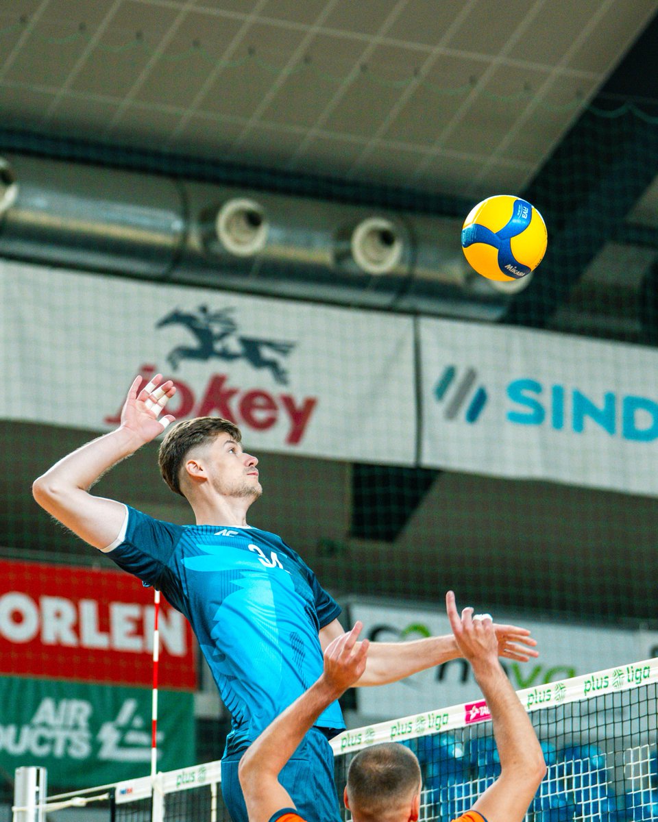 ZAKSAofficial's tweet photo. Z przyjemnością meldujemy, że do drużyny dołączył nasz złoty medalista 👉 Szymon Jakubiszak 🥇🏐 Jesteśmy zatem w komplecie 👊
Do pierwszego gwizdka w nowym sezonie TAURON Ligi zostało już niecałe 2 tygodnie. Praca Wre 🫡 Pot się leje 💦 Forma rośnie 💪
#goZAKSA🟦⬜🟥 https://t.co/98qhYD8Adp