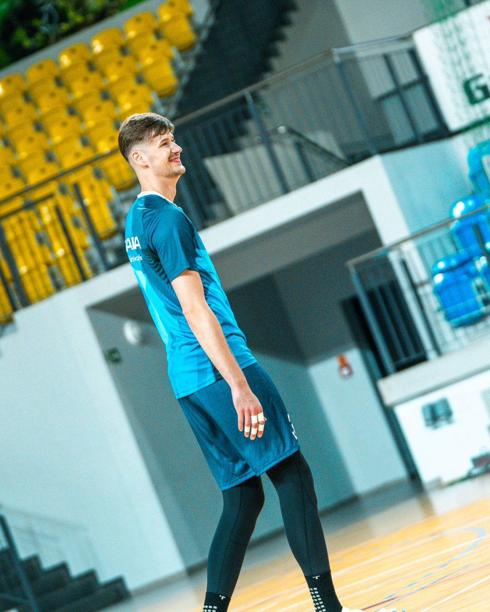 ZAKSAofficial's tweet photo. Z przyjemnością meldujemy, że do drużyny dołączył nasz złoty medalista 👉 Szymon Jakubiszak 🥇🏐 Jesteśmy zatem w komplecie 👊
Do pierwszego gwizdka w nowym sezonie TAURON Ligi zostało już niecałe 2 tygodnie. Praca Wre 🫡 Pot się leje 💦 Forma rośnie 💪
#goZAKSA🟦⬜🟥 https://t.co/98qhYD8Adp