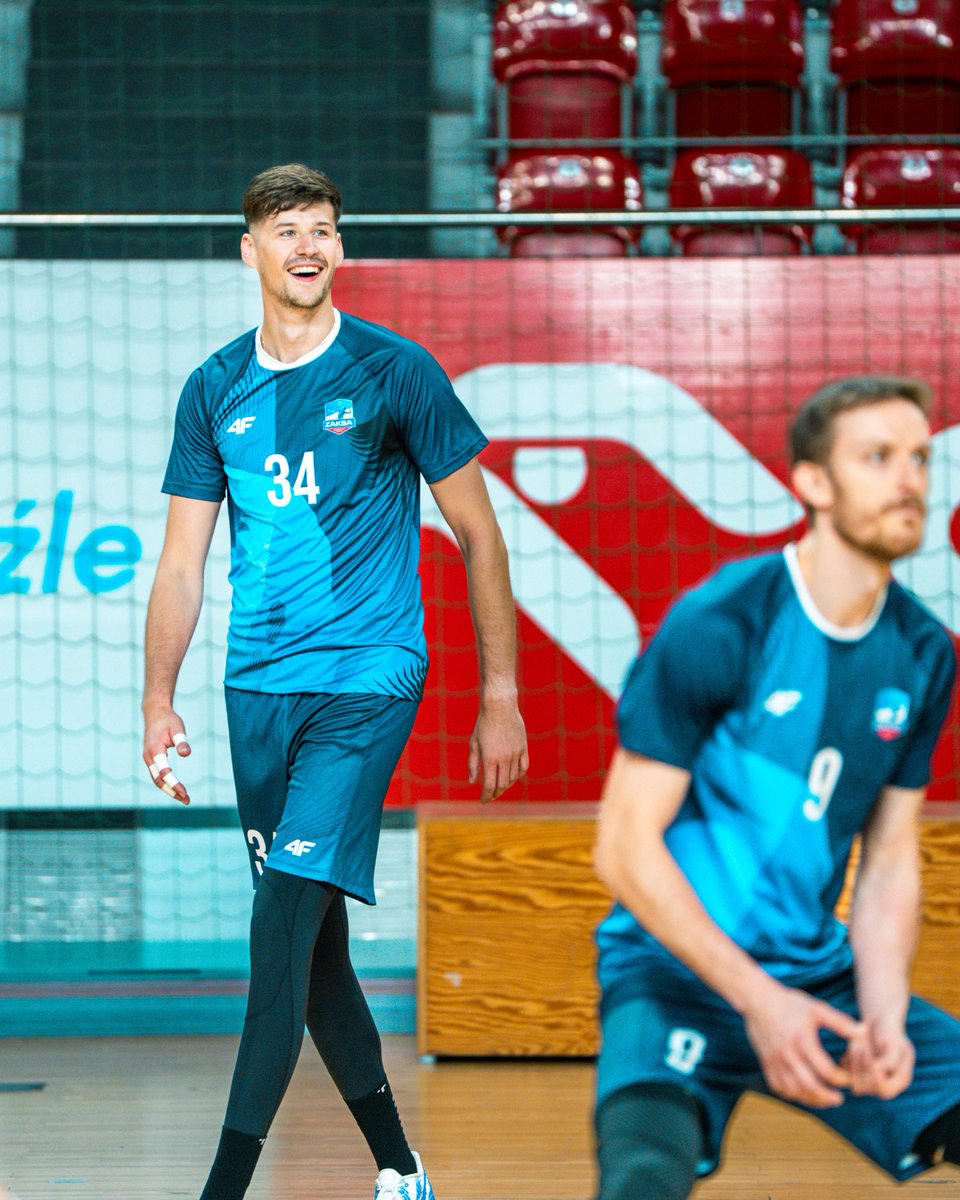 ZAKSAofficial's tweet photo. Z przyjemnością meldujemy, że do drużyny dołączył nasz złoty medalista 👉 Szymon Jakubiszak 🥇🏐 Jesteśmy zatem w komplecie 👊
Do pierwszego gwizdka w nowym sezonie TAURON Ligi zostało już niecałe 2 tygodnie. Praca Wre 🫡 Pot się leje 💦 Forma rośnie 💪
#goZAKSA🟦⬜🟥 https://t.co/98qhYD8Adp