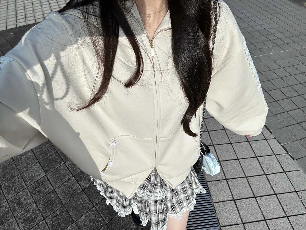 mirinyann_'s tweet photo. お話し会の日はえみりさの2人だったのでロゼミュのパーカーとりさちがモデルで着用してたスカート履いたᕷ*.° https://t.co/eVzvvyTFbu