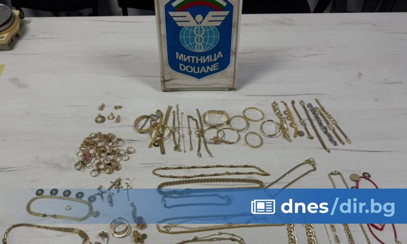 dirbg's tweet photo. "Златен" елек с близо килограм накити откриха митничарите на Капитан Андреево dlvr.​it/TVnFN1 https://t.co/jZpQuh4w0z