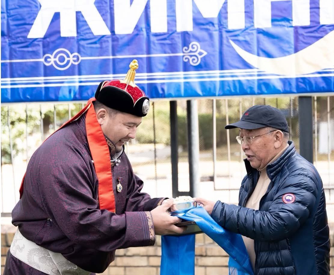 jirgeepage's tweet photo. Улсын заан Д.Алтанцоож: Өмнөх “Заан Жимни”-гийн эзэн бөхчүүдийн ижил цолоо ахиулан амжилт гаргах хариуцлагыг хамт хүлээн авлаа

Бридж корпорац Монгол Улсын Үндэсний их баяр наадмын хүчит бөхийн барилдааны долоогийн даваанд тунаж барилдан заан цол хүртсэн бөхийг “Заан Жимни” автомашинаар байлдаг уламжлалтай билээ. Түүнчлэн “Заан Жимни” автомашины эзэд цолоо ахиулан өдгөө Монгол Улсын Даян аварга, Улсын Арслан, Улсын гарьд цолтон болжээ.
Бридж корпорацын үүсгэн байгуулагч, ТУЗ-ын дарга, Ерөнхийлөгч Д.Ганхуяг энэ жилийн “Заан Жимни” автомашины эзэн Хэнтий аймгийн Өмнөдэлгэр сумын харьяат, Монгол Улсын заан Даваасүрэнгийн Алтанцоожид бай шагналыг нь гардуулж, “Монгол бөхийн хүч чадал, тэсвэр хатуужил, уран мэх, авхаалж самбаа, шударга өрсөлдөөн, хүн чанар хэмээх эрхэм чанарыг эрхэмлэн, үндэсний өв соёл, бахархлыг хадгалан уламжилж, түгээн дэлгэрүүлэх үйлсийг “Бридж корпорац” олон жилийн турш дэмжин гүйцэтгэж ирсэн бөгөөд цаашид ч мөн энэхүү үйлсийг зуу зуун жил үргэлжлүүлэхийн тулд хүчин зүтгэсээр байх болно” гэдгээ илэрхийлэв.
Харин Монгол Улсын заан Д.Алтанцоож “Өмнөх “Заан Жимни”-гийн эзэн бөхчүүдийн ижил цолоо ахиулан амжилт гаргах хариуцлагыг мөн хамт хүлээн авлаа” хэмээв.  / Монгол Улсын Үндэсний их баяр наадмын хүчит бөхийн барилдааны долоогийн даваанд тунаж барилдан заан цол хүртэн “Заан Жимни” автомашинаар эзнээр тодорсон Б.Орхонбаяр Монгол Улсын Даян аварга, Ц.Бямба-Отгон болон Э.Батмагнай Монгол Улсын Арслан, М.Бадарч, М.Лхагвагэрэл нар Монгол Улсын гарьд цолтон болсон билээ/
Монгол Улсын заан Д.Алтанцоожид “Заан Жимни” автомашин гардуулах үеэр Хэнтий аймгийн Өмнөдэлгэр сумын харьяат, Монгол Улсын Даяар дуурсагдах Далай даян, Дархан аварга Бадмаанямбуугийн Бат-Эрдэнэ “Бридж корпорац Монгол Улсаа хөгжүүлэн дэлгэрүүлэх их зорилго, чиглэлд үргэлж хамт байсныг дурьдан, Бридж корпорацын ТУЗ-ын дарга, Ерөнхийлөгч Д.Ганхуягтай 40 жилийн өмнө, Монгол Улсын заан цолтон байхдаа нөхөрлөж эхэлсэн дурсамжаа болон анх “Заан Жимни” бай шагналын санаачилгыг гаргаж байсан тухайгаа хуваалцлаа.
Монгол Улсын заан Д.Алтанцоожийн цол бат, бяр тэгш, хийморь өөдөө байж, бөхийн их зам нь улам дардан байх болтугай.
Монгол бөхийн босоо цагаан хийморь мөнхөд ивээх болтугай!