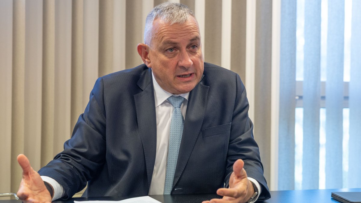 Pravdask's tweet photo. Na štyri svetové strany ako Slovensko? Bez hodnôt to nejde. Český eurokomisár vysvetlil projekt Global Gateway dlvr.​it/TVnFPM https://t.co/I1hH17mbn8