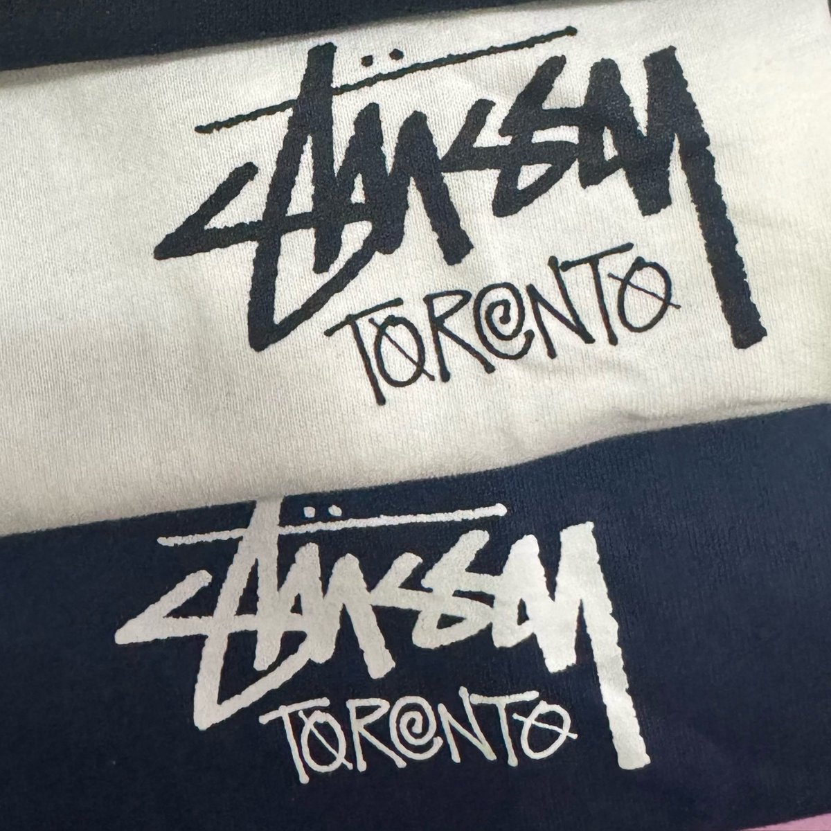 becky17_x's tweet photo. ขอเคลมตัวนี้หน่อยยย 🥹🤏🏻
Toronto limited ที่ฝากเพื่อนที่แคนาดาซื้อมาให้ฟอสบุ๊คเองงง 🫠🫶🏻
ปปใส่แล้วววว 😭😭😭

ยังมีอีกตัวสีขาวด้วยนะ 555555
หวังว่าจะได้เห็นปปกับพี่บุ๊คเลือกใส่กันคนละสีด้วย 🥹🫶🏻
แล้วก็หวังว่าสักวันปปกับพี่บุ๊คจะได้มาเที่ยวแคนาดากันนะ 🇨🇦🫶🏻

#fforce_ @fforcejs 
#kasibook @kasibook 
#ฟอสบุ๊ค #forcebook