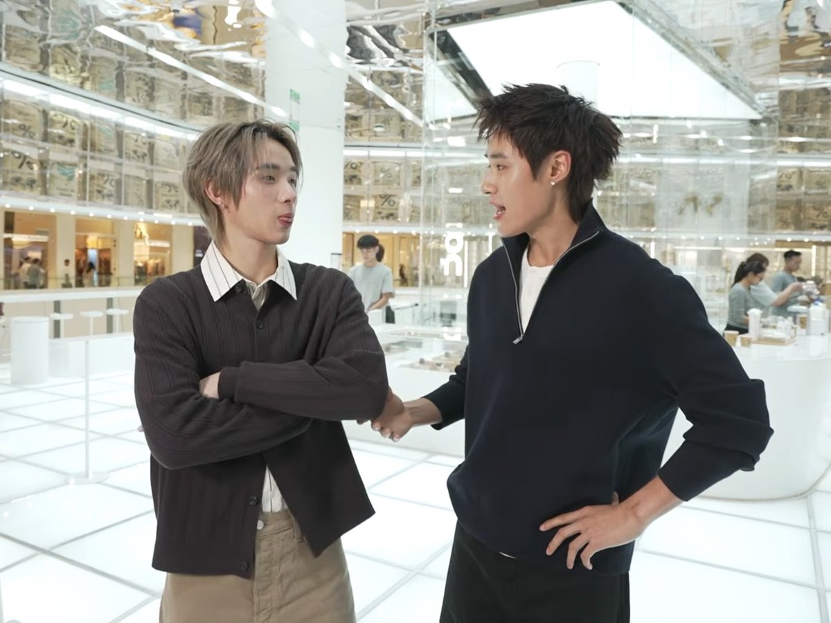 ddanshii03's tweet photo. เขินความ size diff. นี้ 🫪
ถามจริงนะ นัทฮงสูงเท่ากันจริงป้ะ 

#NutHongLYKNXMintHangOut
#nnutdann #hongshihoshi https://t.co/8aNWZIRLhY