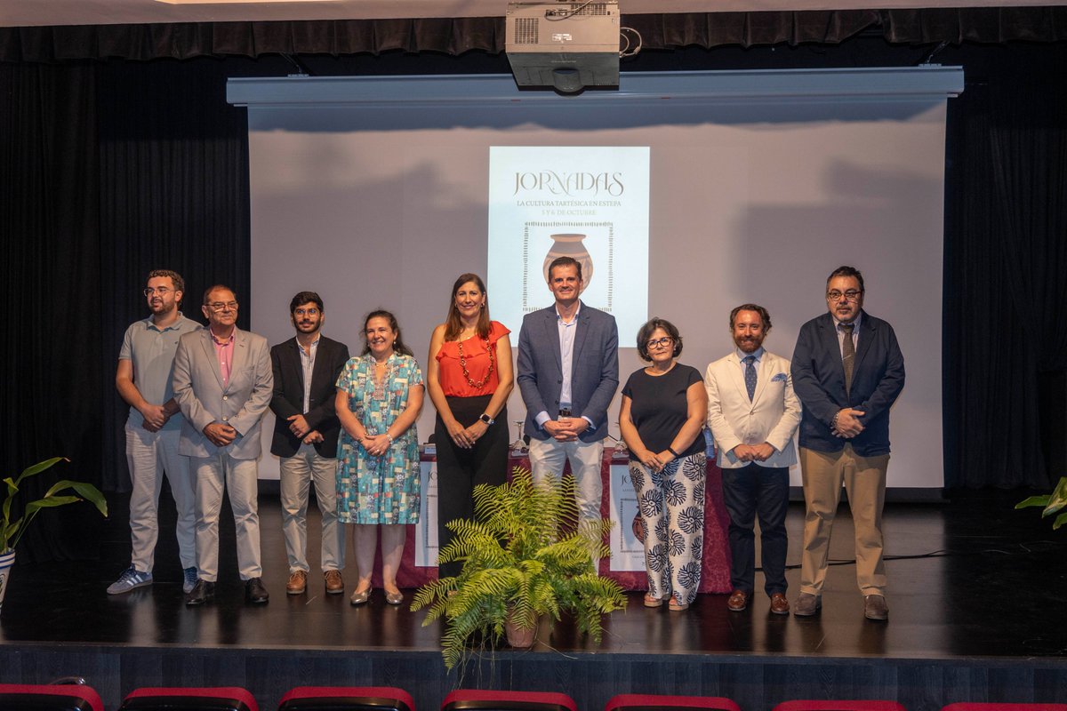 AytodeEstepa's tweet photo. JORNADAS DE HISTORIA DE ESTEPA "LA CULTURA TARTÉSICA EN ESTEPA"
La jornada inaugural ha contado con la intervención del alcalde, Antonio J. Muñoz, la concejala de Patrimonio, Ascen Castillo, y el coordinador de las jornadas, Javier Sánchez-Rivas.
@unisevilla @LoyolaAnd https://t.co/VoRkhYUfiI