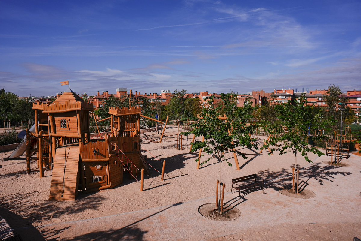AlmeidaPP_'s tweet photo. Ya está abierto el nuevo parque Benedicto XVI: más de 50.000 m² de zonas verdes en San Blas-Canillejas.

Un nuevo espacio para que los vecinos puedan pasear, hacer deporte y disfrutar en familia, con una gran zona infantil, calistenia, pumptrack, dos áreas caninas y un mirador con vistas a Madrid.