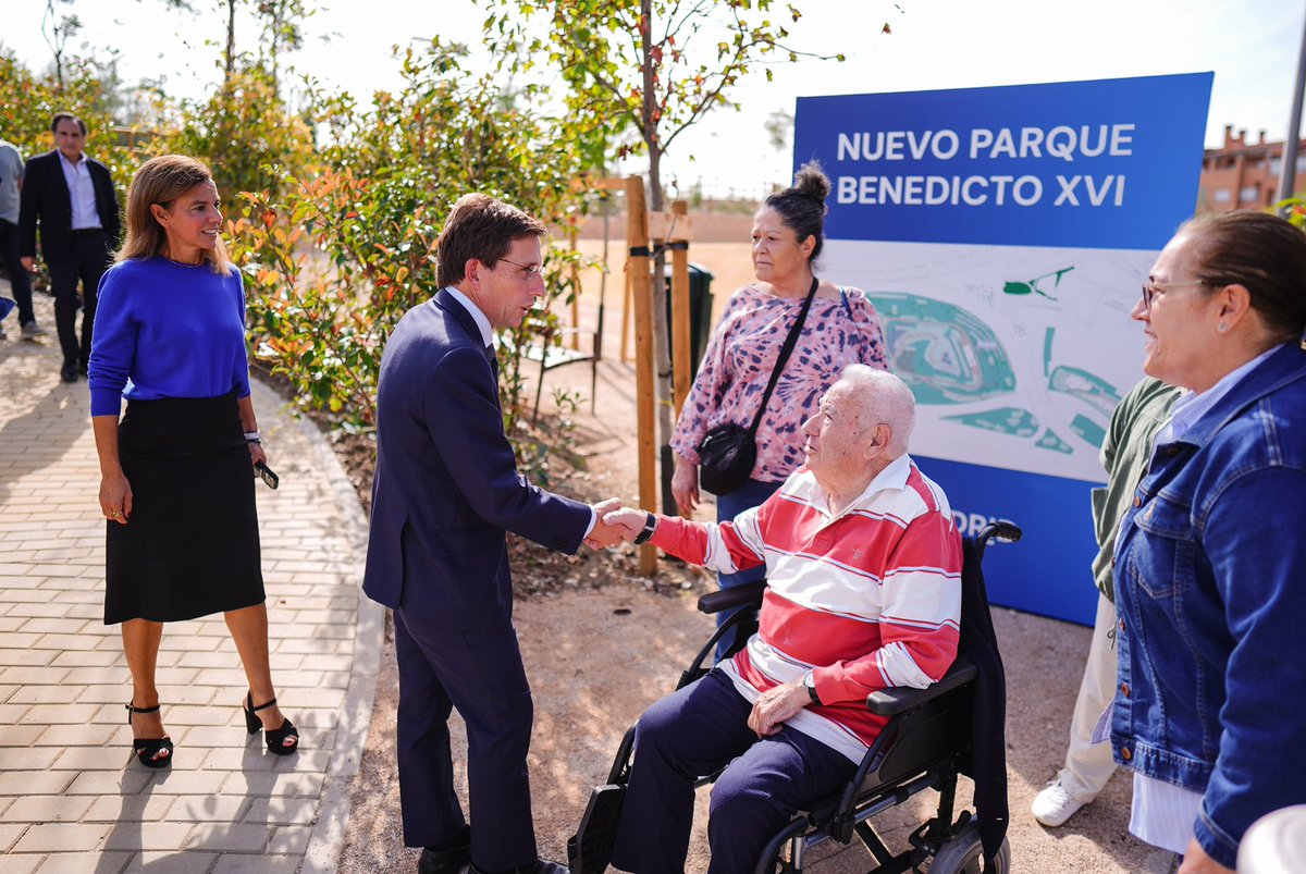 AlmeidaPP_'s tweet photo. Ya está abierto el nuevo parque Benedicto XVI: más de 50.000 m² de zonas verdes en San Blas-Canillejas.

Un nuevo espacio para que los vecinos puedan pasear, hacer deporte y disfrutar en familia, con una gran zona infantil, calistenia, pumptrack, dos áreas caninas y un mirador con vistas a Madrid.