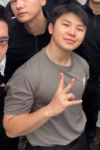 hw96ers's tweet photo. THIS PINK SHIRT ON HIM IS INSANE https://t.co/SFtN2YwQDu