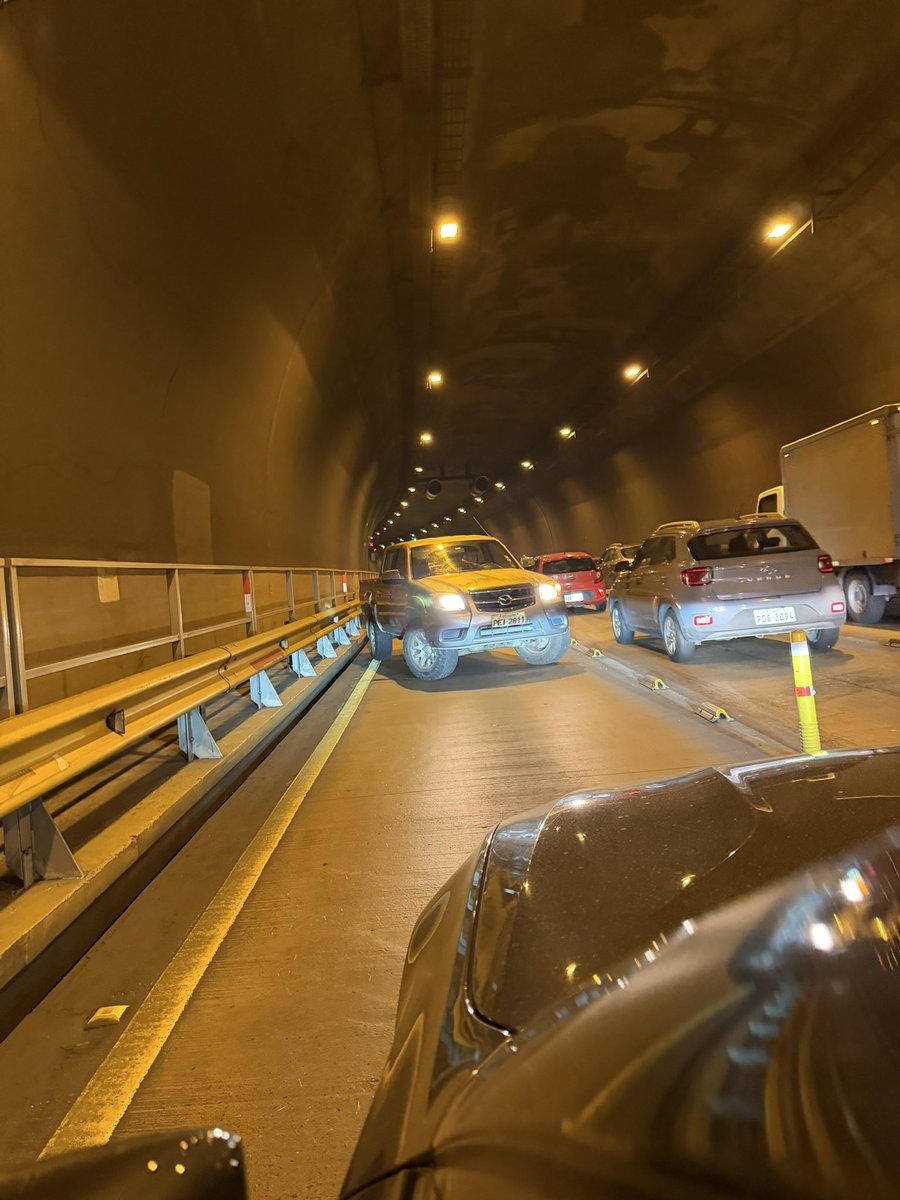 rafaeloyarte's tweet photo. Vehículo estatal ingresa al túnel violando el contraflujo. Para variar los agentes de la @AMT_Quito en otra. https://t.co/STeO6vNQxH