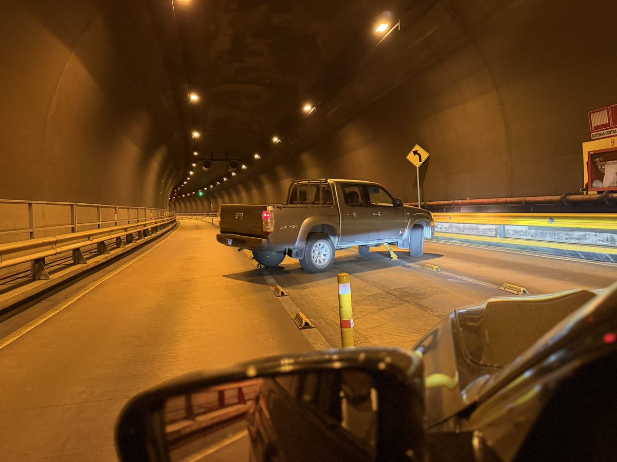 rafaeloyarte's tweet photo. Vehículo estatal ingresa al túnel violando el contraflujo. Para variar los agentes de la @AMT_Quito en otra. https://t.co/STeO6vNQxH