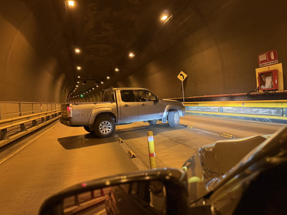 rafaeloyarte's tweet photo. Vehículo estatal ingresa al túnel violando el contraflujo. Para variar los agentes de la @AMT_Quito en otra. https://t.co/STeO6vNQxH