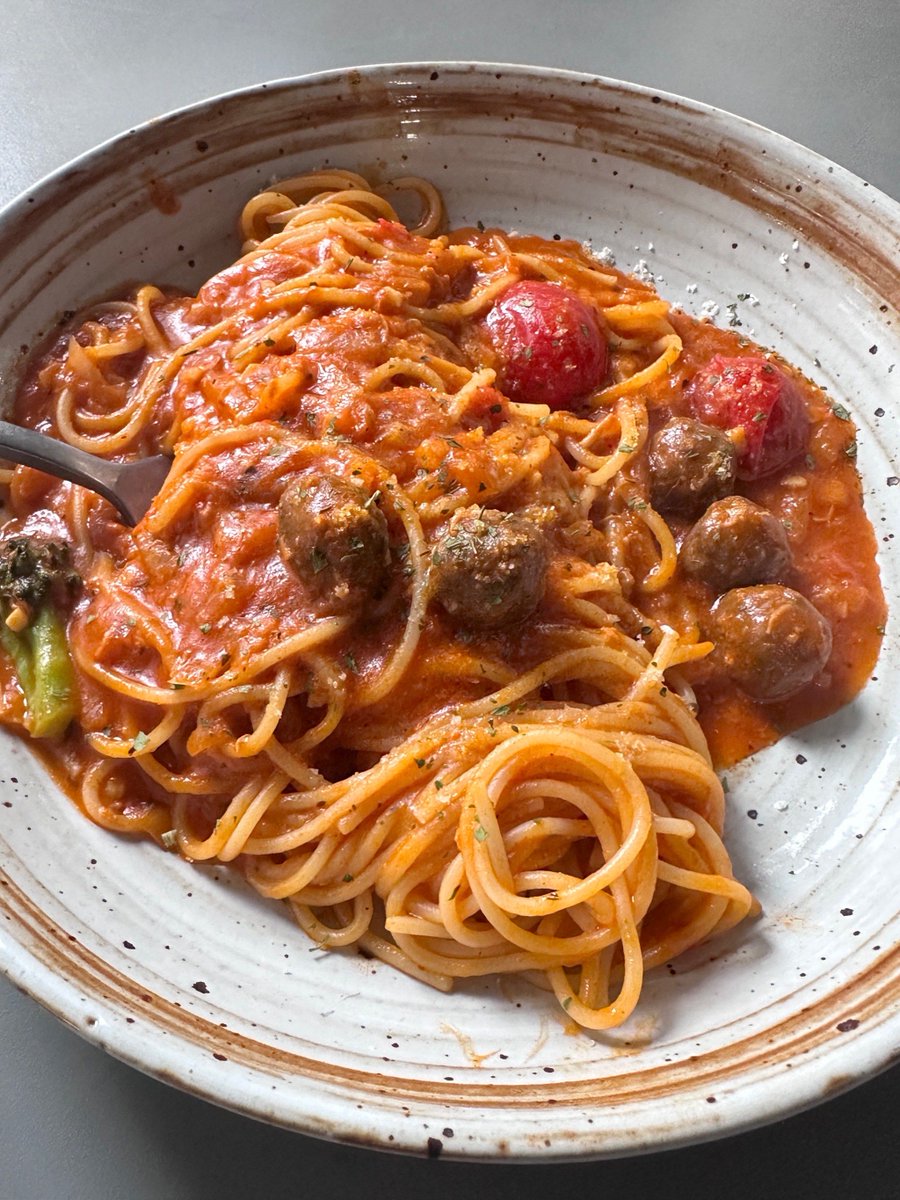 EleanorLeoqjr's tweet photo. [La pasta está caliente y me duele la boca cuando la pruebo!] https://t.co/8QfGpuIFcx
