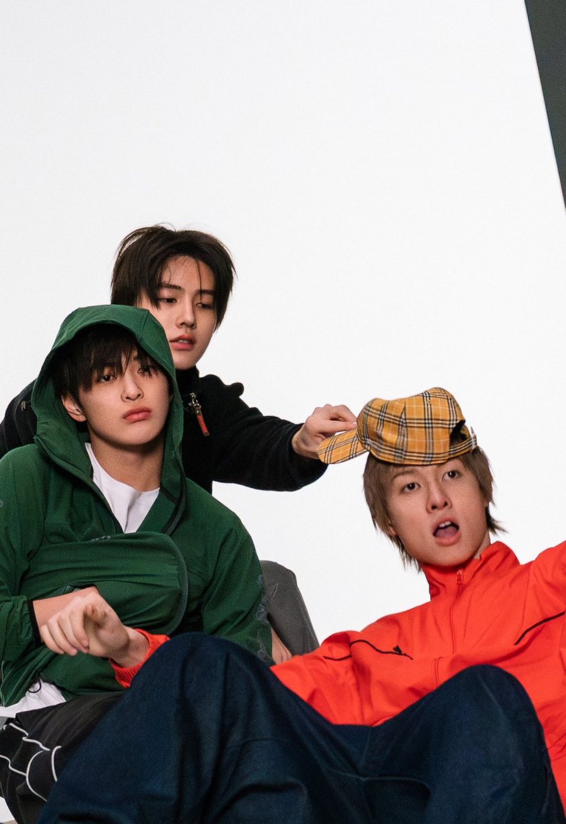 imjongccc8's tweet photo. 모자를 벗기려는건지 씌우려는건지 또 오빠한테 놀기신청중 https://t.co/kleyX33394