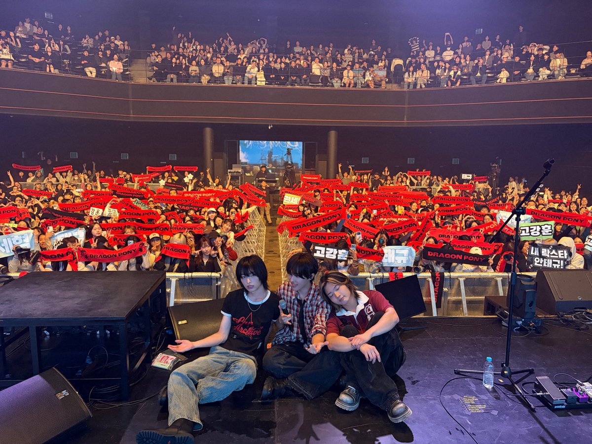 DragonPony_'s tweet photo. Dragon Pony (드래곤포니) in <2026 데미소다 콘서트, DEMI-CON!>

데미콘을 가득 채운 관객 여러분의
상큼한 에너지 덕분에 더욱 신나게 달릴 수 있었습니다! 🏃‍♂️

🎼 SET LIST

01. 이타심 (To. Nosy Boy)
02. 지구소년
03. 모스부호
04. 꼬리를 먹는 뱀
05. 아 마음대로 다 된다!
06. Not Out
07. POP UP
+ Waste

#DragonPony #드래곤포니
#데미콘2026