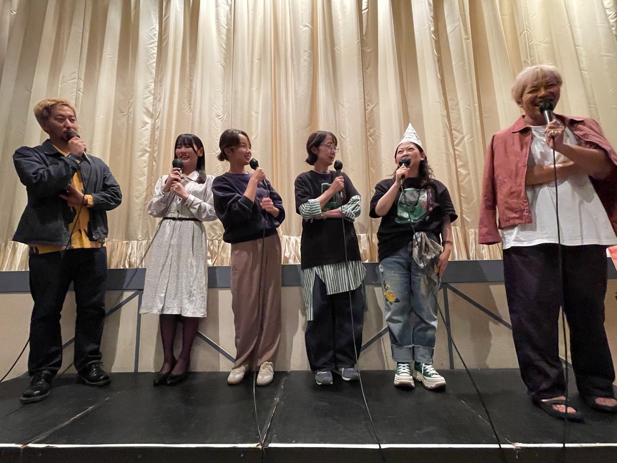 li04onk16vkk22e's tweet photo. #キャトルミューティ玲子
先日の、 #横浜シネマ・ジャックアンドベティ での
舞台トーク！
短い時間でしたが楽しい時間でした
代表的な写真をアップしますね
またまた街角に玲子テレホンが！
ルナが置いたのか？アイスコーヒーが！
でもルナはアイスコーヒーの本当の意味が？！ https://t.co/Uom2Ji2lHY