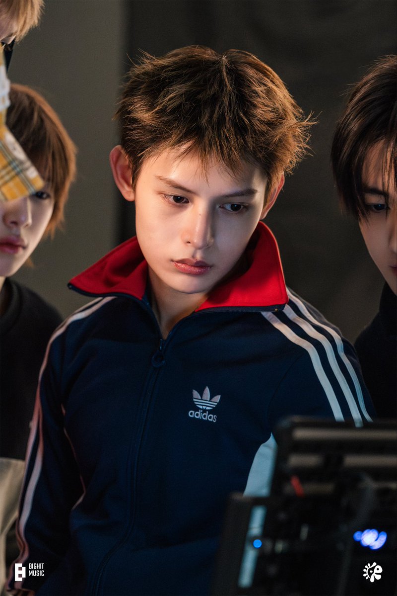 chaoyufm's tweet photo. NOT JAMES IN THE ICONIC ADIDAS JACKET FUCKKK https://t.co/3z21p9WoVB